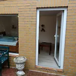 Ruhiges, Gemuetliches Zimmer Mit Bad Fuer 2 Personen, Mit Gartenterasse