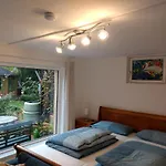 Ruhiges, Gemuetliches Zimmer Mit Bad Fuer 2 Personen, Mit Gartenterasse
