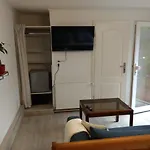 Ruhiges, Gemuetliches Zimmer Mit Bad Fuer 2 Personen, Mit Gartenterasse