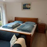 Ruhiges, Gemuetliches Zimmer Mit Bad Fuer 2 Personen, Mit Gartenterasse