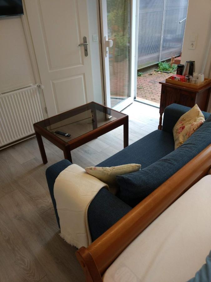 Ruhiges, Gemuetliches Zimmer Mit Bad Fuer 2 Personen, Mit Gartenterasse Lübeck